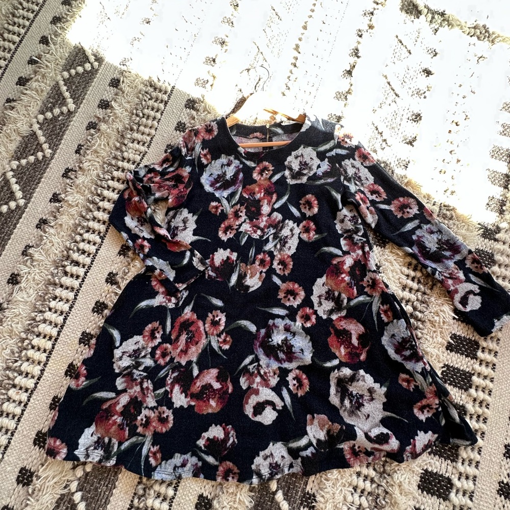🧡🌸🌼Item Details 🌻🌸🧡
98% Cotton, 2% Sx
Black and flowers 
Used   Size M